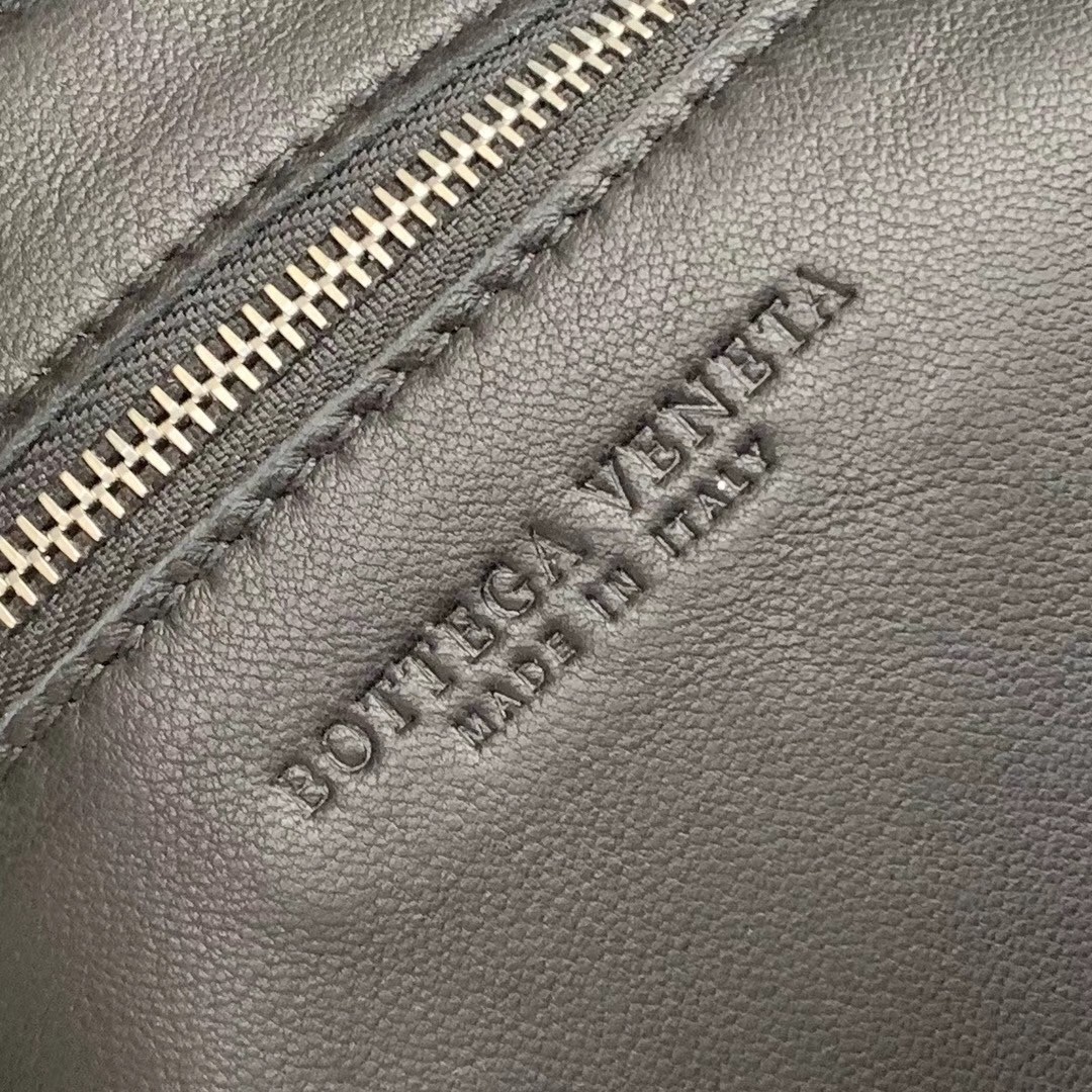 bo*te*ga Ve*ne*ta cassette bag in black lambskin