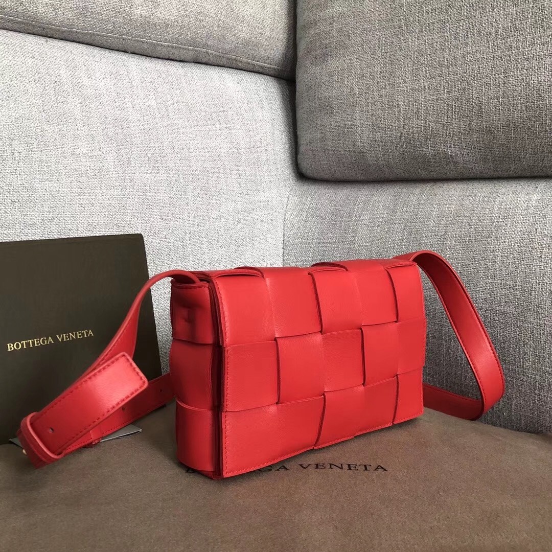 bo*te*ga Ve*ne*ta cassette bag in red lambskin