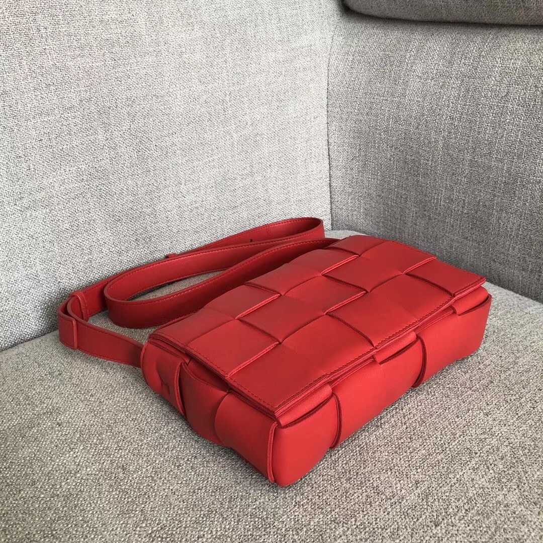 bo*te*ga Ve*ne*ta cassette bag in red lambskin