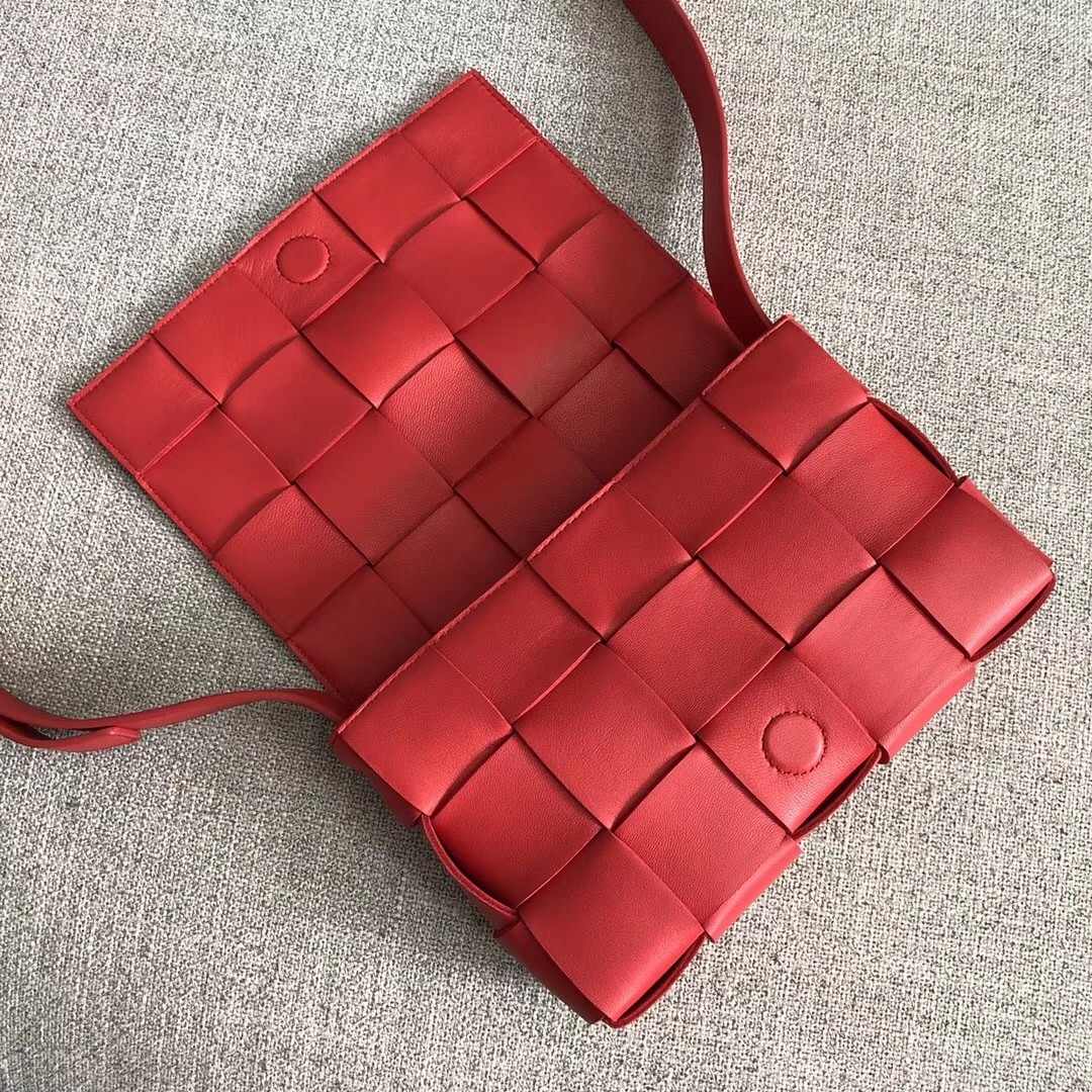 bo*te*ga Ve*ne*ta cassette bag in red lambskin