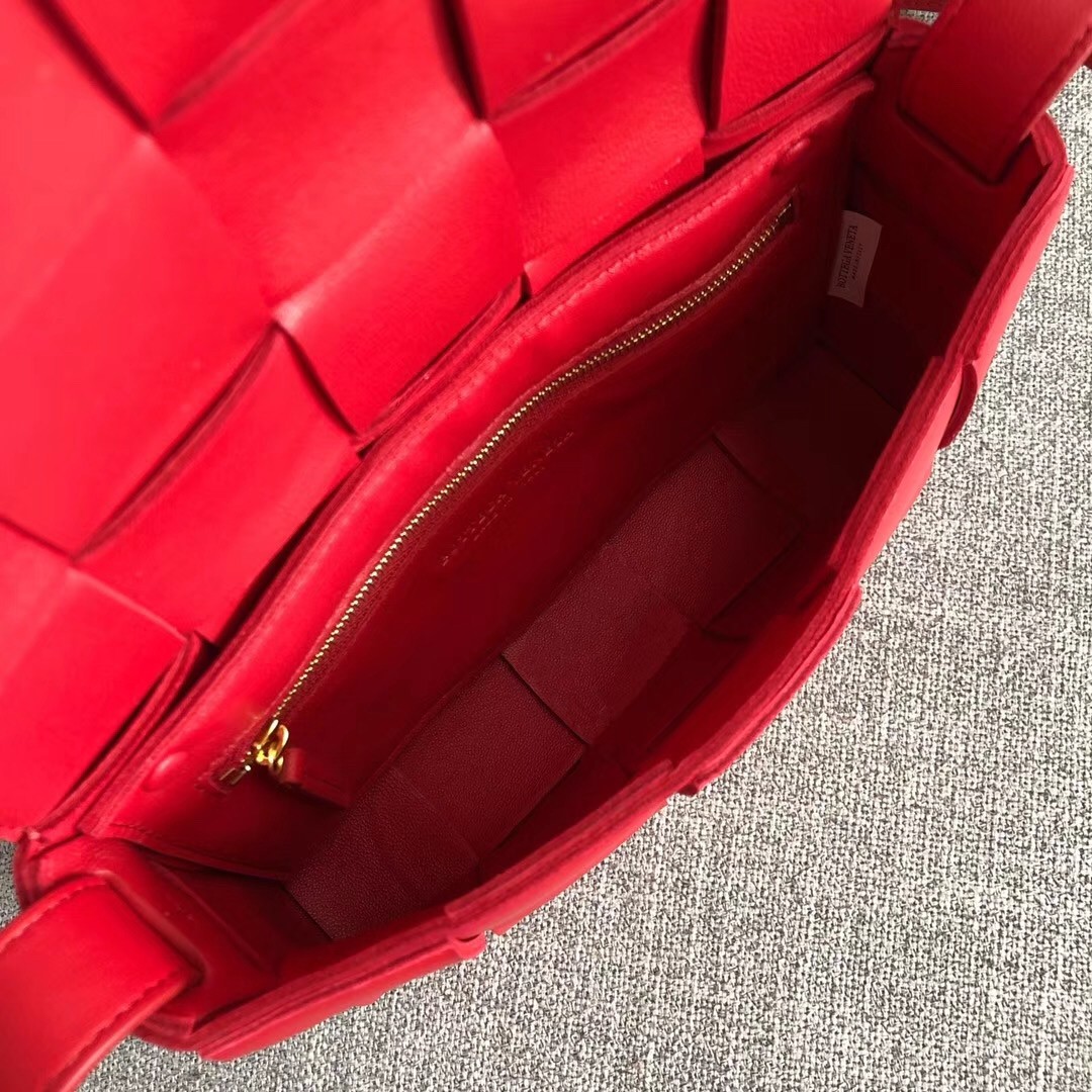 bo*te*ga Ve*ne*ta cassette bag in red lambskin