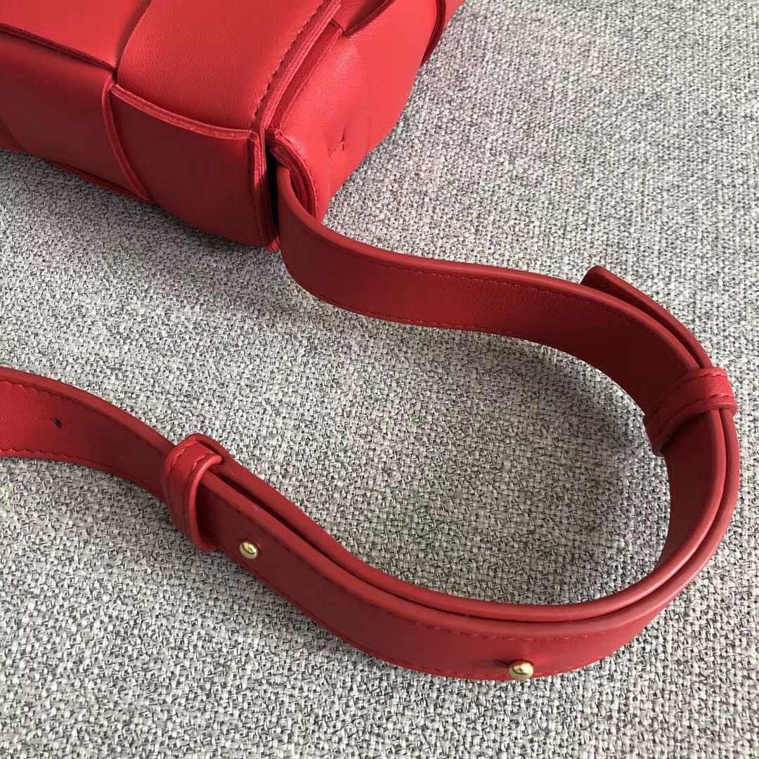 bo*te*ga Ve*ne*ta cassette bag in red lambskin