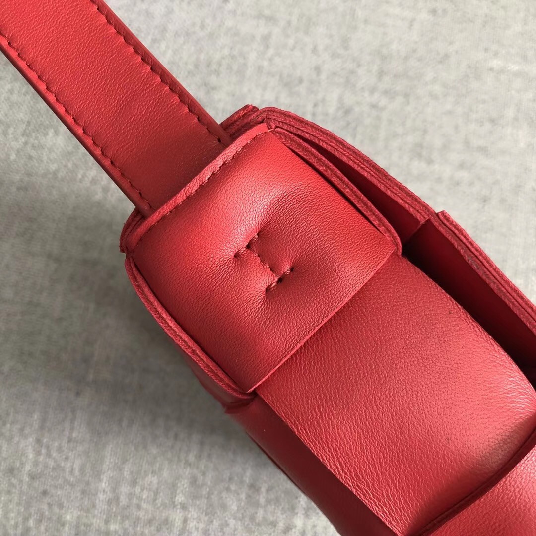 bo*te*ga Ve*ne*ta cassette bag in red lambskin