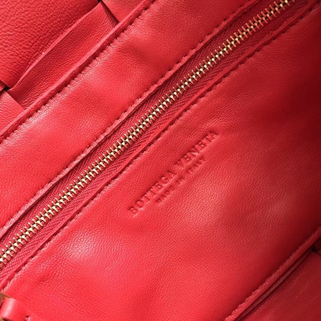 bo*te*ga Ve*ne*ta cassette bag in red lambskin