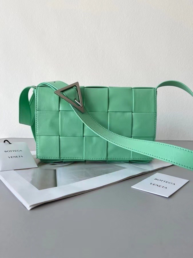 bo*te*ga Ve*ne*ta cassett bag in fountain wrinkled calfskin