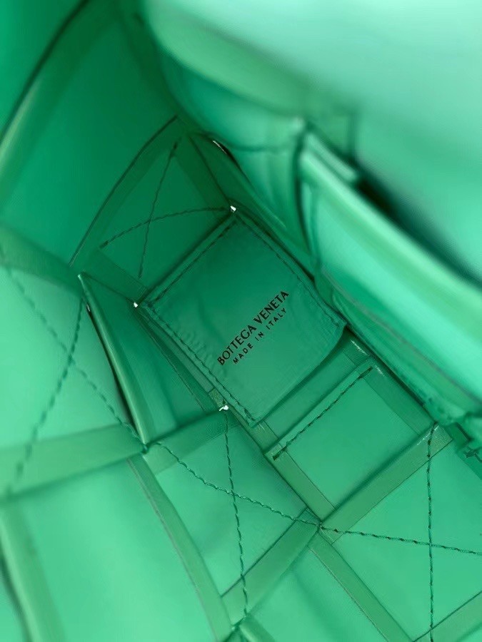 bo*te*ga Ve*ne*ta cassett bag in fountain wrinkled calfskin