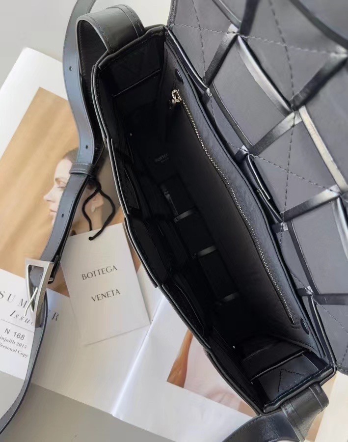 bo*te*ga Ve*ne*ta cassett bag in black wrinkled calfskin