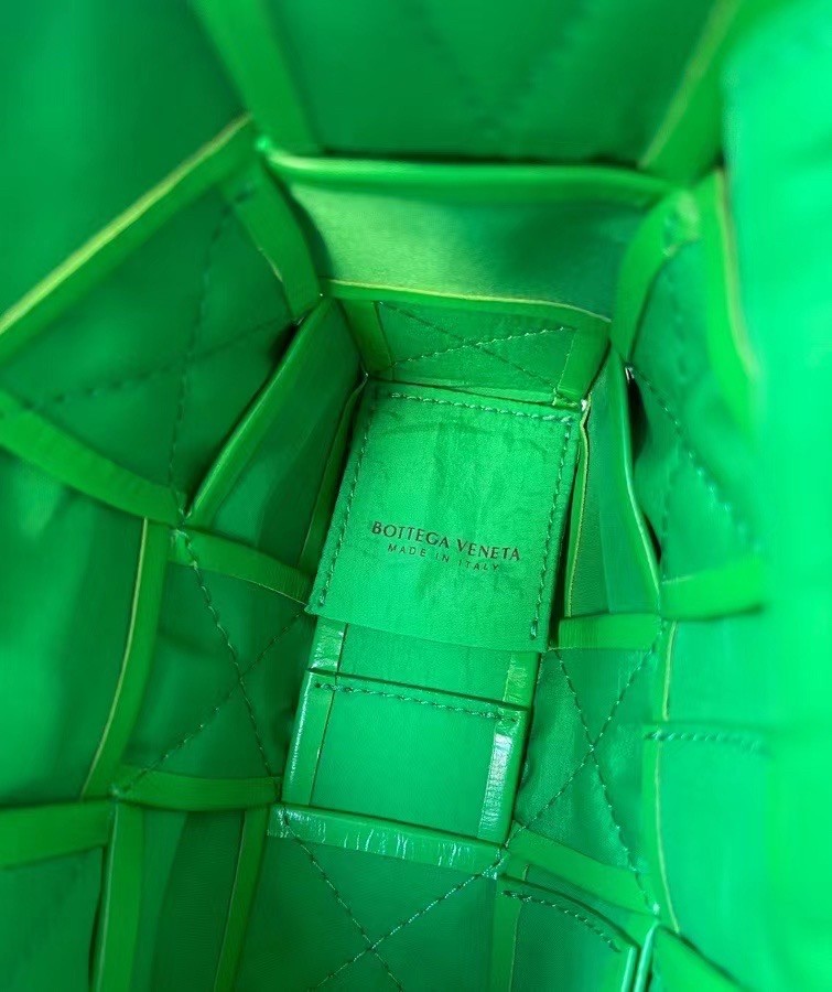 bo*te*ga Ve*ne*ta cassett bag in parakeet wrinkled calfskin