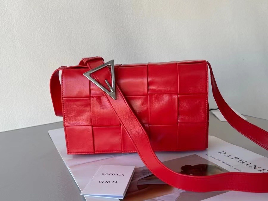 bo*te*ga Ve*ne*ta cassett bag in red wrinkled calfskin