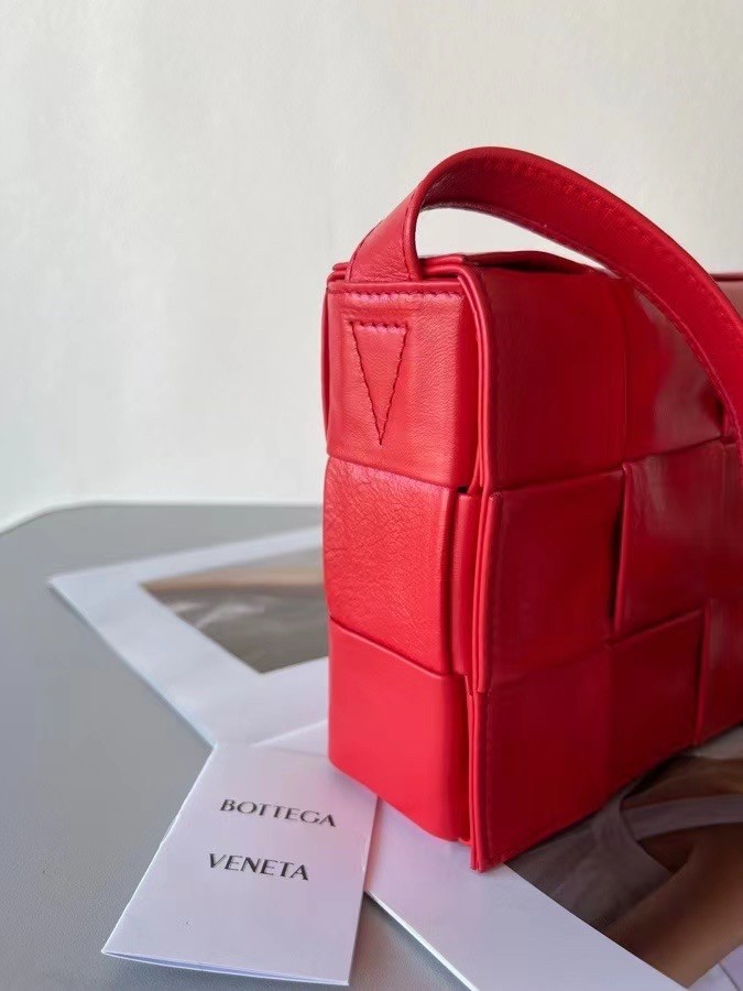 bo*te*ga Ve*ne*ta cassett bag in red wrinkled calfskin
