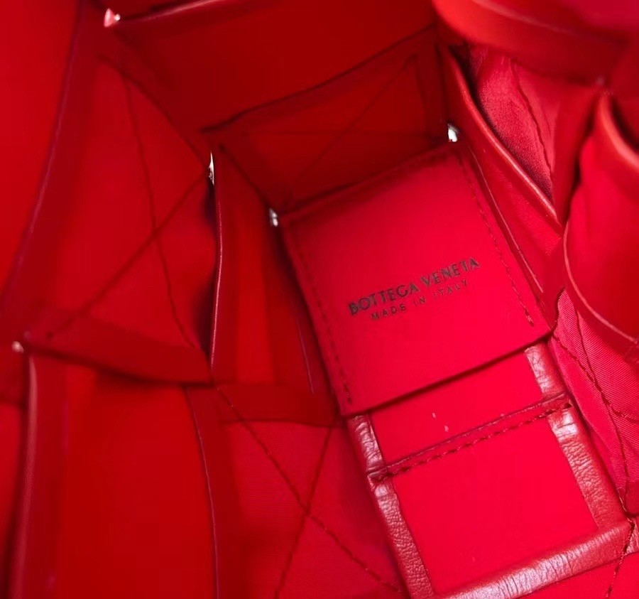 bo*te*ga Ve*ne*ta cassett bag in red wrinkled calfskin