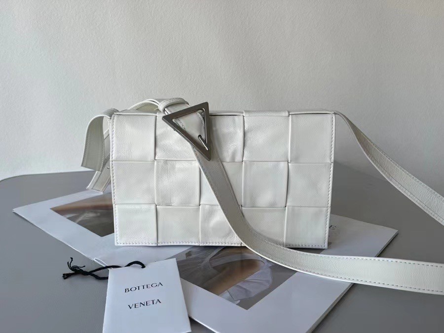 bo*te*ga Ve*ne*ta cassett bag in white wrinkled calfskin