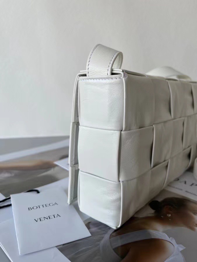 bo*te*ga Ve*ne*ta cassett bag in white wrinkled calfskin