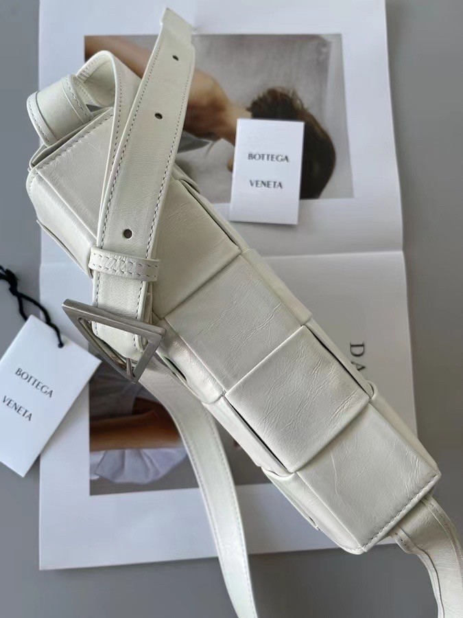 bo*te*ga Ve*ne*ta cassett bag in white wrinkled calfskin