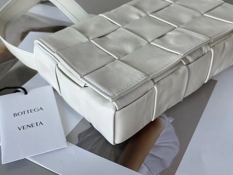 bo*te*ga Ve*ne*ta cassett bag in white wrinkled calfskin