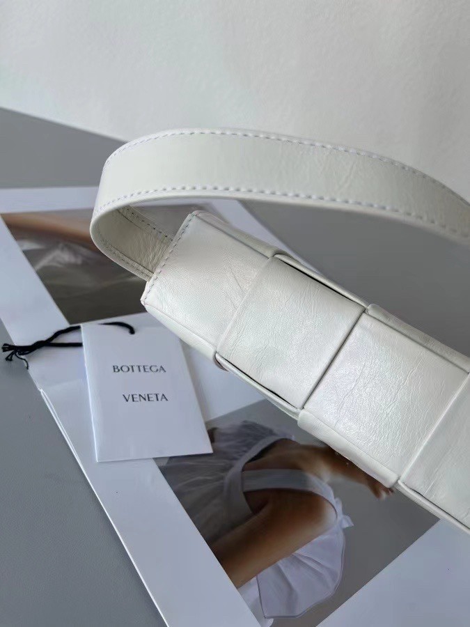bo*te*ga Ve*ne*ta cassett bag in white wrinkled calfskin