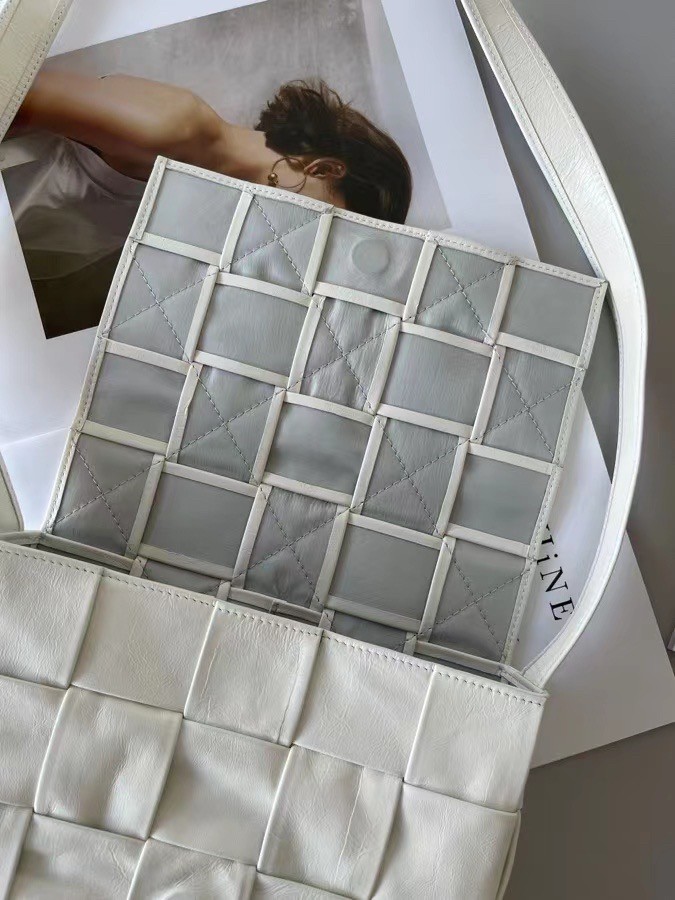 bo*te*ga Ve*ne*ta cassett bag in white wrinkled calfskin