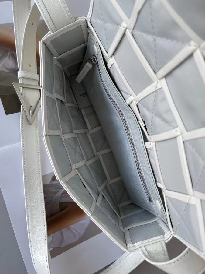 bo*te*ga Ve*ne*ta cassett bag in white wrinkled calfskin