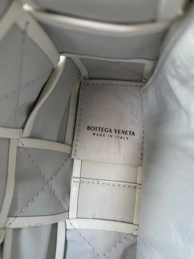 bo*te*ga Ve*ne*ta cassett bag in white wrinkled calfskin