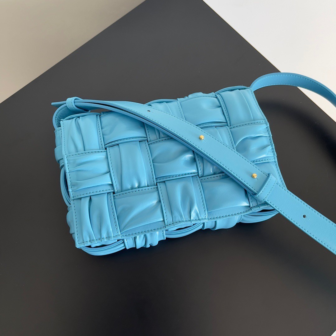 bo*te*ga Ve*ne*ta cassette bag in pool foulard intreccio leather