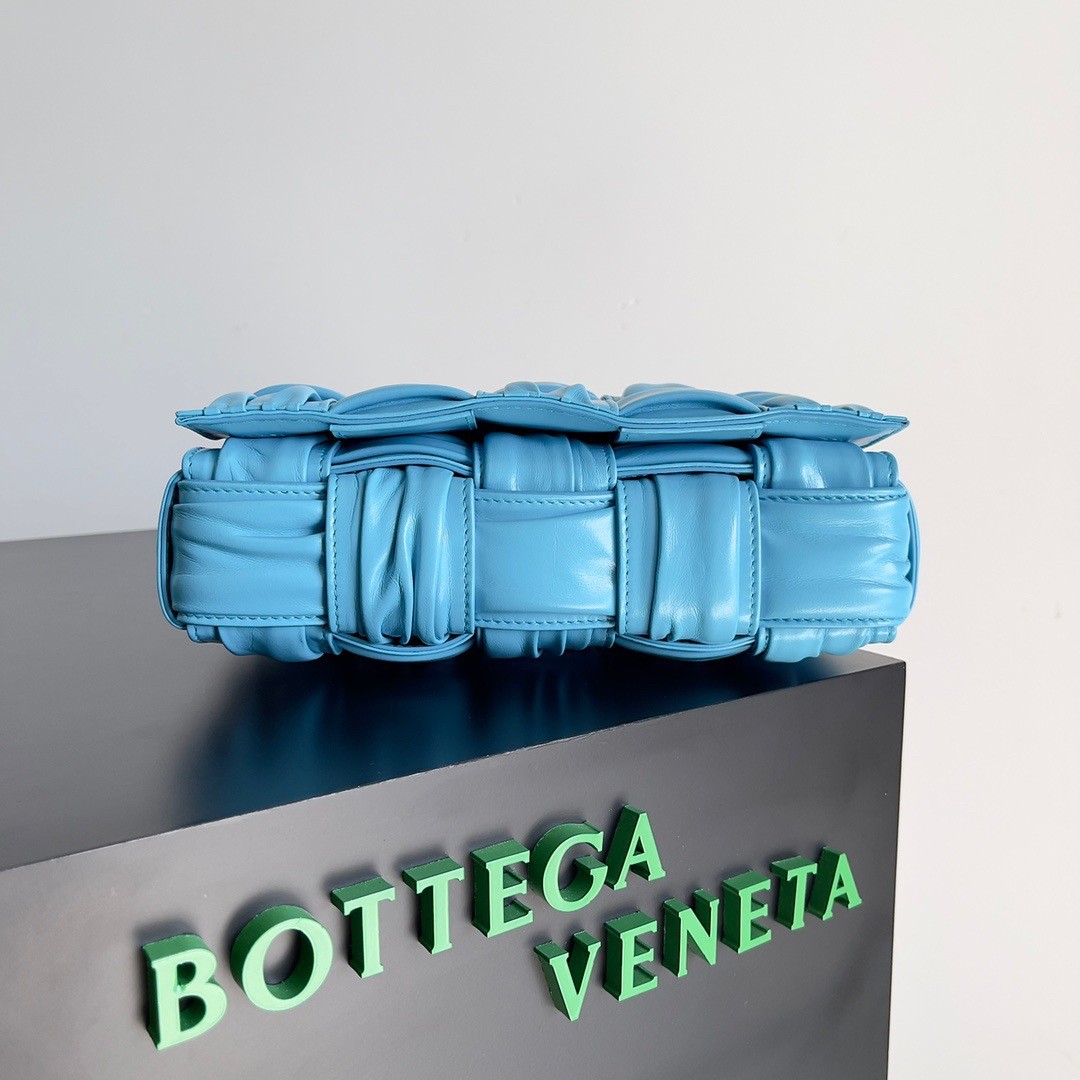 bo*te*ga Ve*ne*ta cassette bag in pool foulard intreccio leather