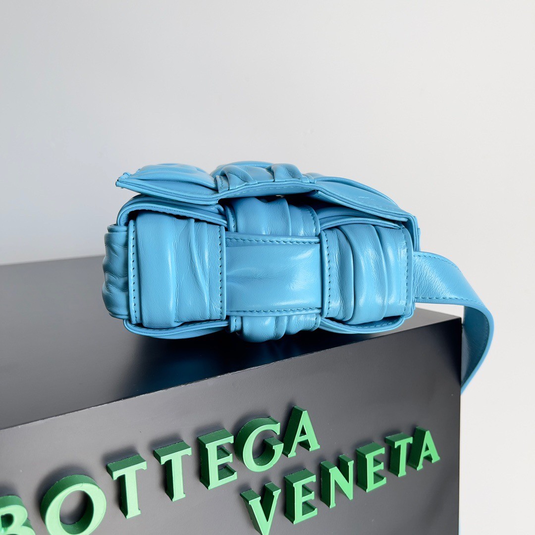 bo*te*ga Ve*ne*ta cassette bag in pool foulard intreccio leather