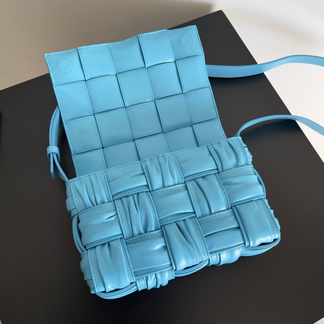 bo*te*ga Ve*ne*ta cassette bag in pool foulard intreccio leather