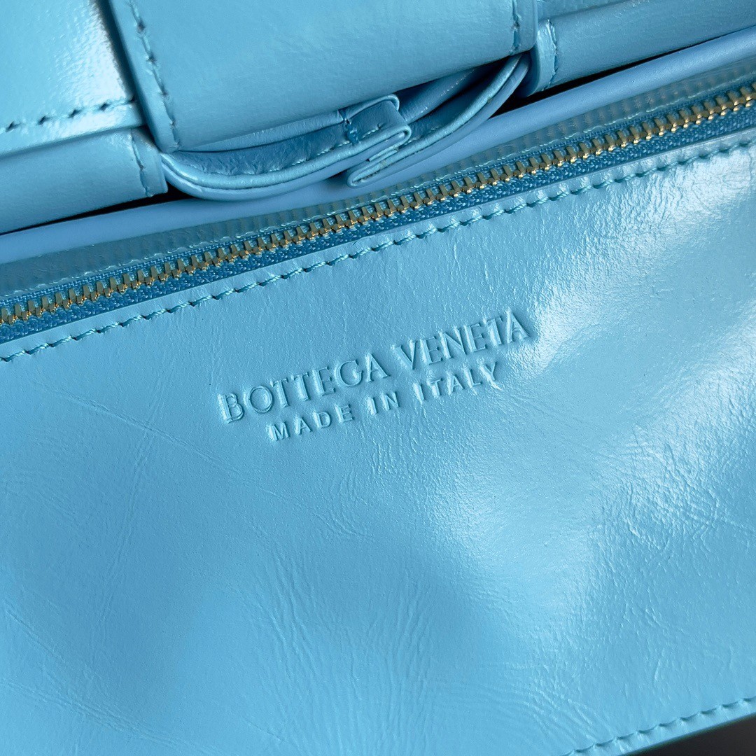 bo*te*ga Ve*ne*ta cassette bag in pool foulard intreccio leather