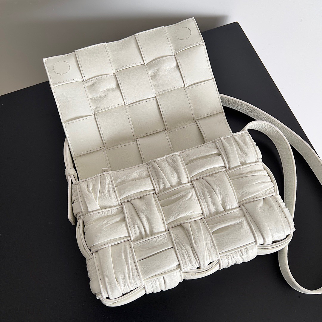 bo*te*ga Ve*ne*ta cassette bag in white foulard intreccio leather