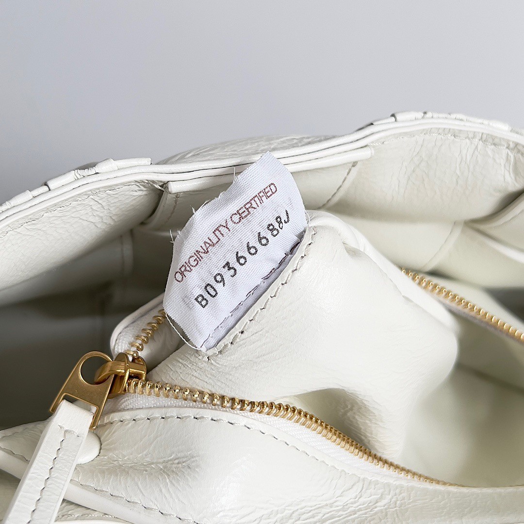 bo*te*ga Ve*ne*ta cassette bag in white foulard intreccio leather