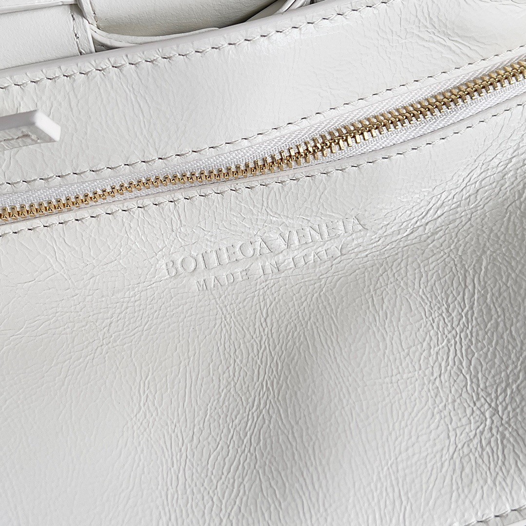 bo*te*ga Ve*ne*ta cassette bag in white foulard intreccio leather