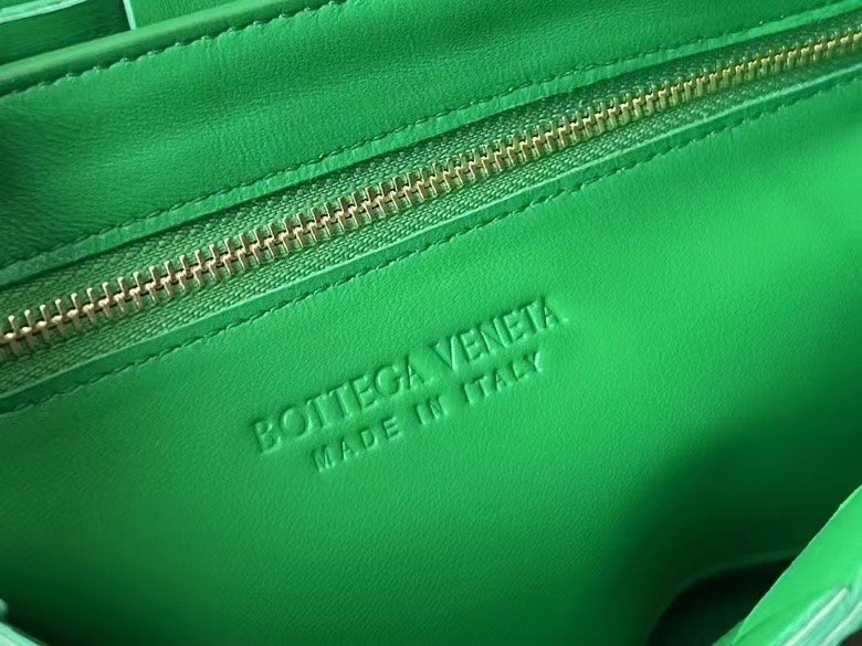 bo*te*ga Ve*ne*ta cassett fringed bag in parakeet lambskin