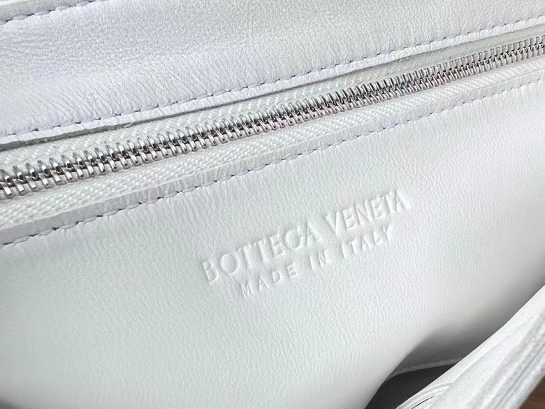 bo*te*ga Ve*ne*ta cassett fringed bag in white lambskin