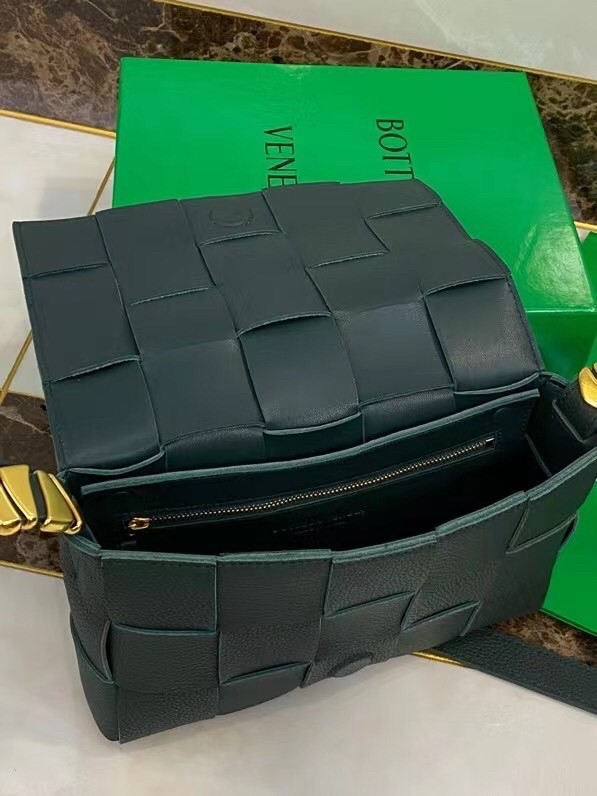 bo*te*ga Ve*ne*ta cassette bag in green grained leather