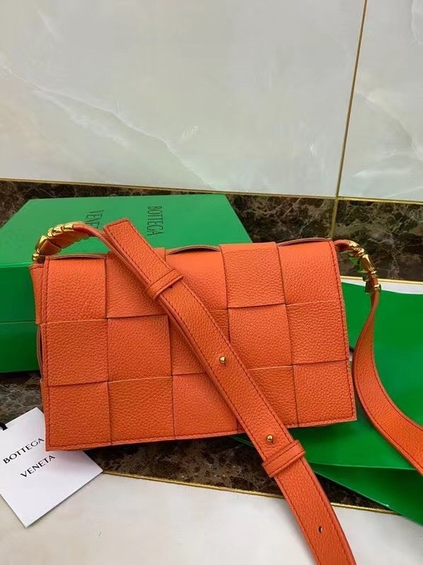 bo*te*ga Ve*ne*ta cassette bag in maple grained leather