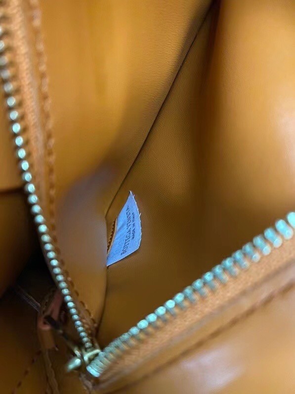 bo*te*ga Ve*ne*ta cassette bag in maple grained leather