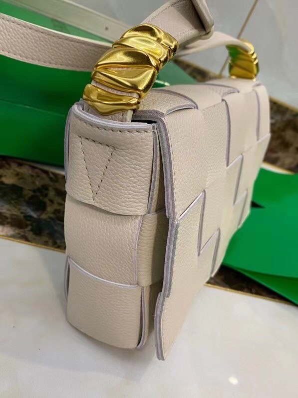 bo*te*ga Ve*ne*ta cassette bag in white grained leather
