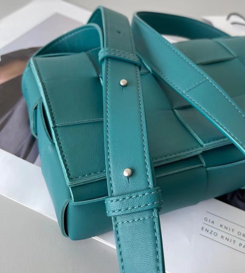 bo*te*ga Ve*ne*ta cassett bag in blaster intrecciato lambskin