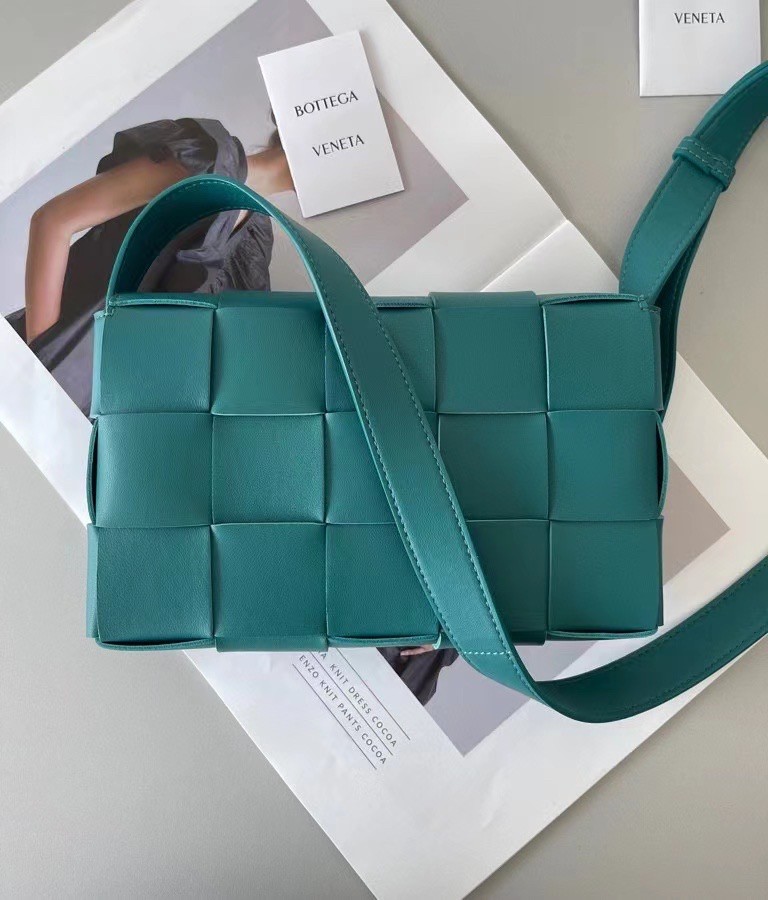 bo*te*ga Ve*ne*ta cassett bag in blaster intrecciato lambskin