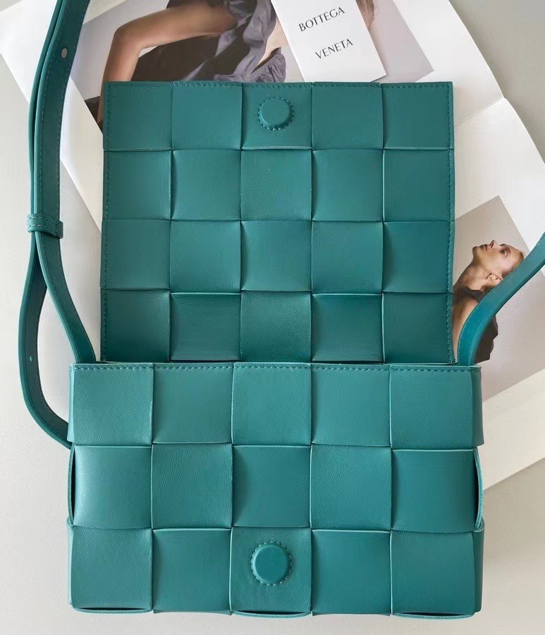 bo*te*ga Ve*ne*ta cassett bag in blaster intrecciato lambskin