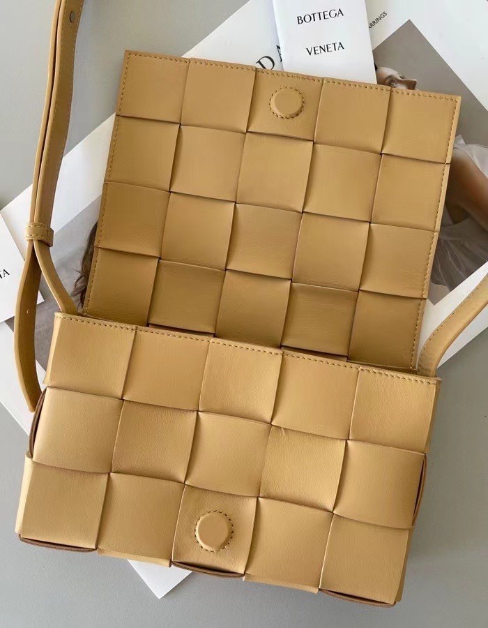 bo*te*ga Ve*ne*ta cassett bag in beige intrecciato lambskin