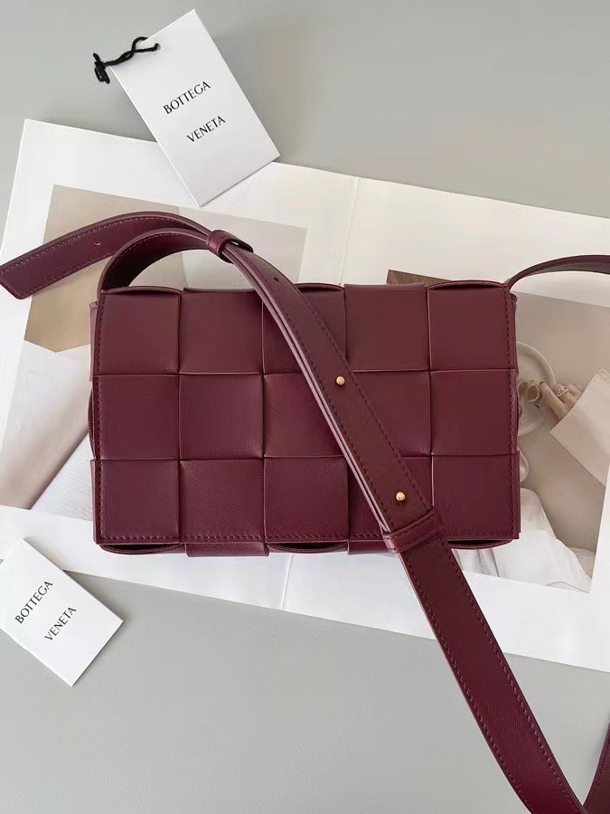 bo*te*ga Ve*ne*ta cassett bag in bordeaux intrecciato lambskin