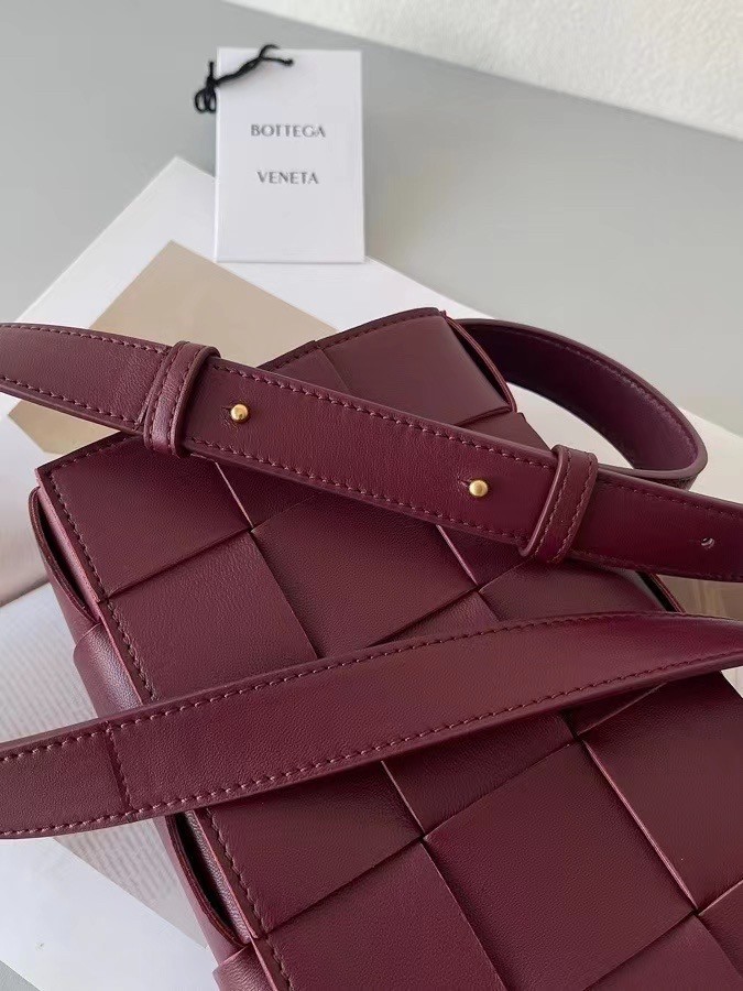 bo*te*ga Ve*ne*ta cassett bag in bordeaux intrecciato lambskin