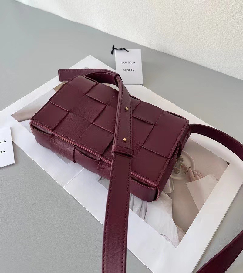 bo*te*ga Ve*ne*ta cassett bag in bordeaux intrecciato lambskin