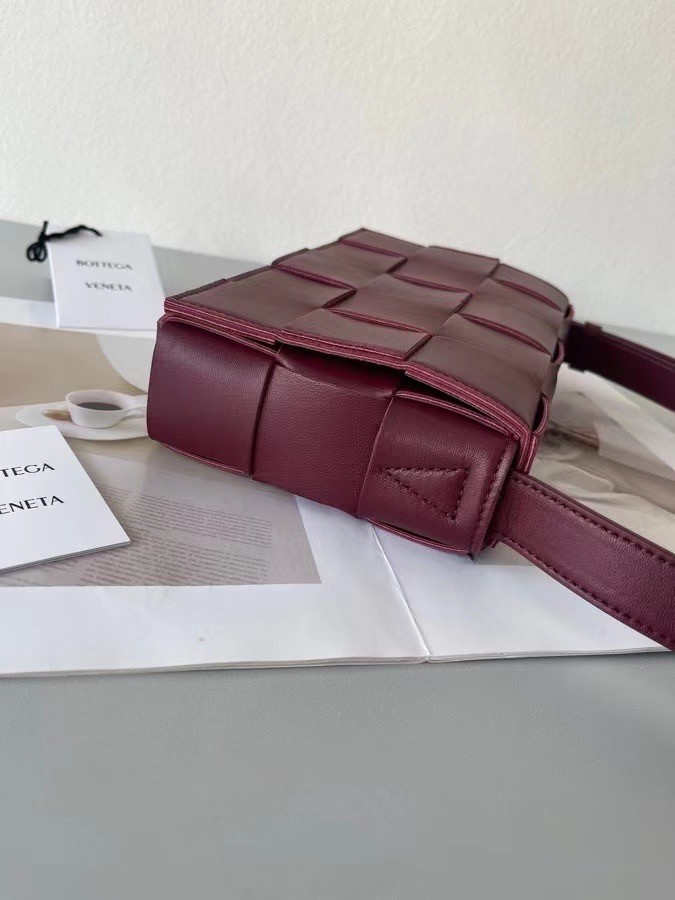 bo*te*ga Ve*ne*ta cassett bag in bordeaux intrecciato lambskin