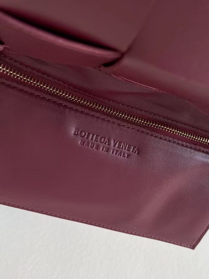 bo*te*ga Ve*ne*ta cassett bag in bordeaux intrecciato lambskin