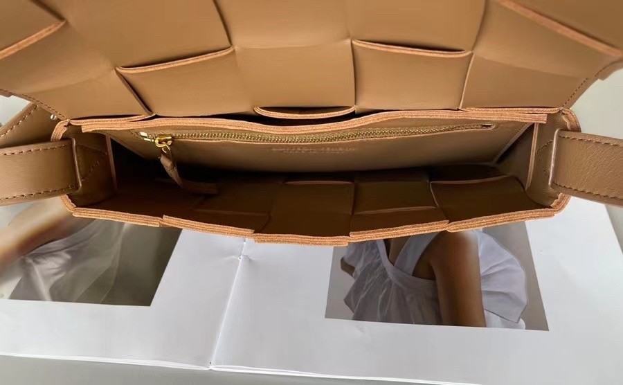 bo*te*ga Ve*ne*ta cassett bag in caramel intrecciato lambskin