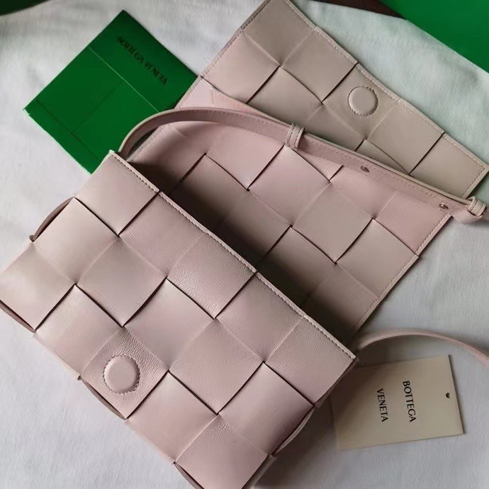 bo*te*ga Ve*ne*ta cassett bag in bliss washed intrecciato lambskin