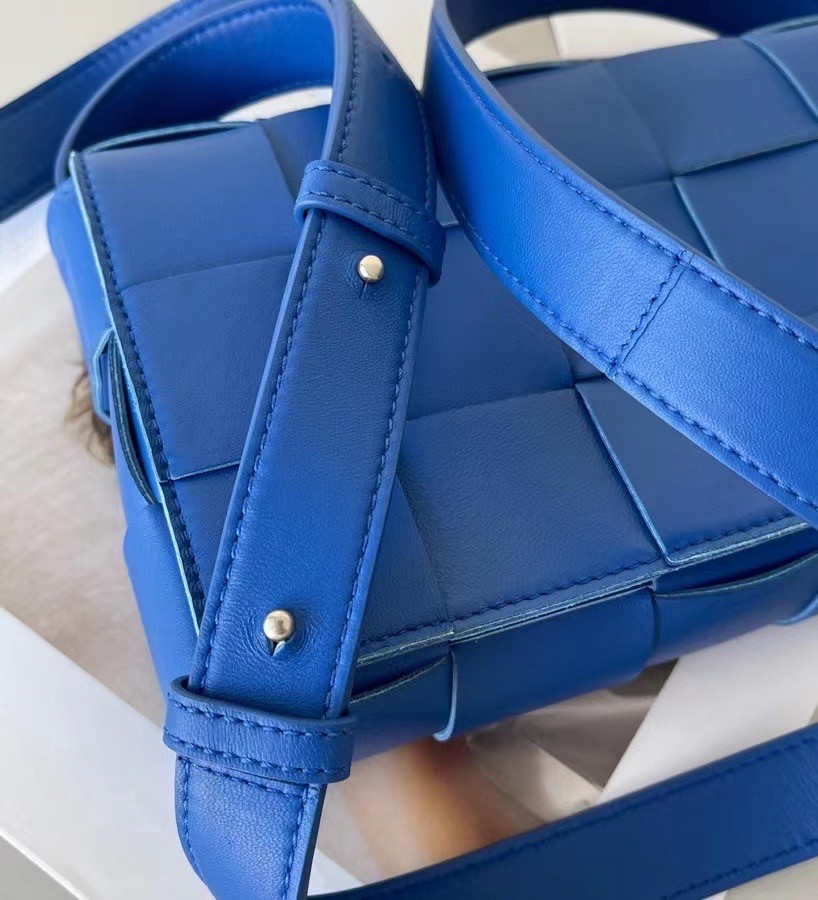 bo*te*ga Ve*ne*ta cassett bag in blue intrecciato lambskin