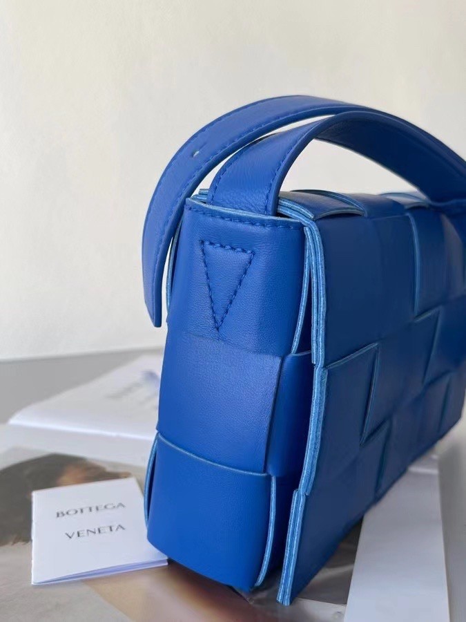 bo*te*ga Ve*ne*ta cassett bag in blue intrecciato lambskin